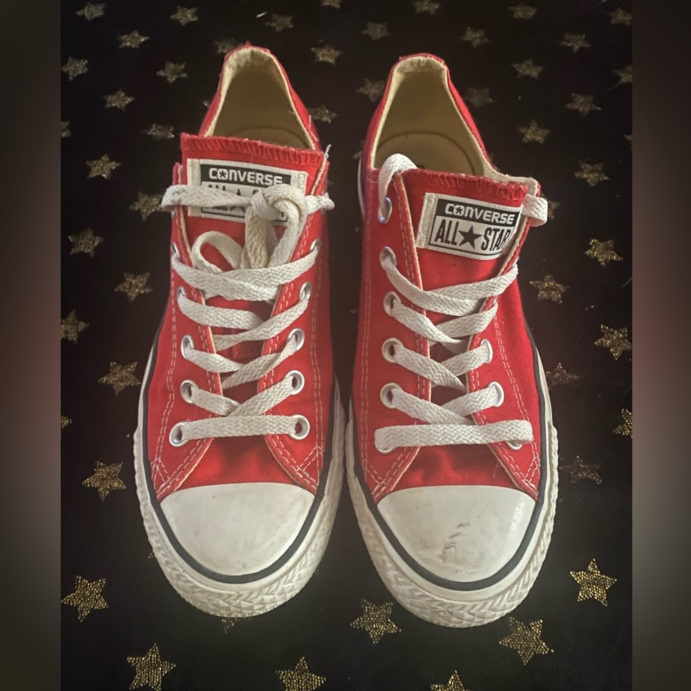 Converse 
Women Size 8
Used but in Great Conditions. 
Color: Red/White